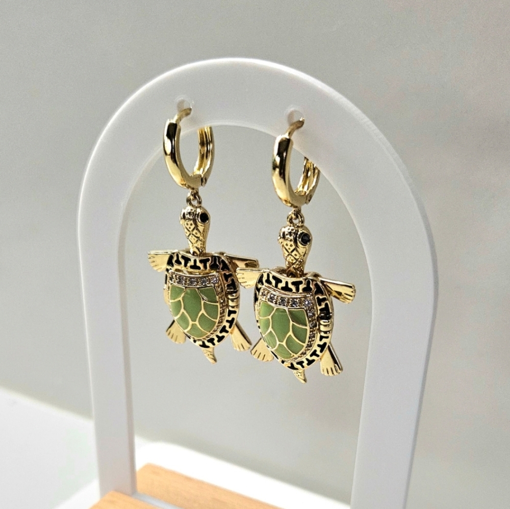 Turtle green set gold zircon